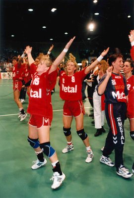 Det danske kvindelandshold i håndbold i sejrsdans ved EM i Danmark i 1996