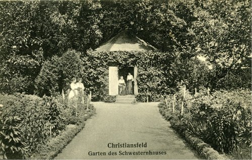 Postkort af søstre i Søstrehusets have, cirka 1914.