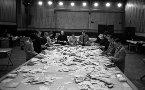 Studerende fra Odense Universitet hyret ind til at bistå med sorteringen af juleposten, 1966