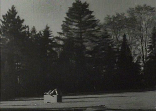 Stilbillede fra filmen 'Det gælder din frihed'. Stilbilledet viser mindesmærket på Vester kirkegård "Mindesmærke for de faldne 9. april 1940" af Arne Bang.