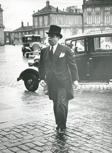 Gunnar Larsen var minister for offentligt arbejde 1940-1943 og blev efter befrielsen anklaget for værnemageri