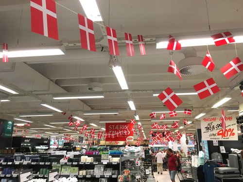 Dannebrogsflag i et supermarked