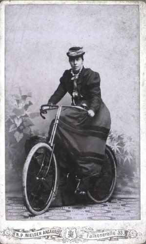 Elisabeth Grundtvig på cykel i 1895