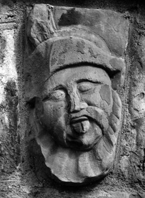 Jens Bangs slette eftermæle illustreres bedst med denne vrængemaske fra sydgavlen på hans stenhus