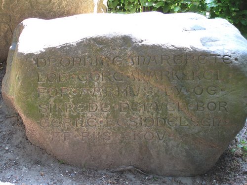 Den ene af de mindre sten med indgraveret tekst