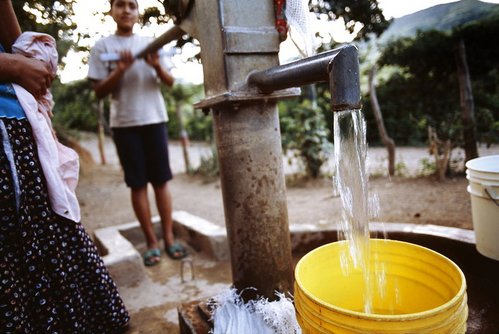Ved den lokale brønd i Valle Ducalli, Nicaragua, henter kvinderne vand i spande