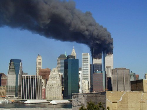 De to tvillingetårne i brand efter angrebene den 11. september 2001