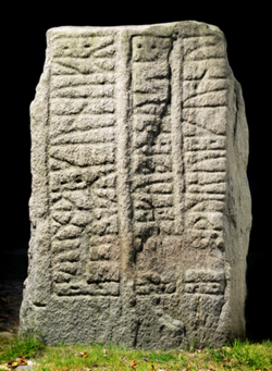 Forsiden af Gorm den Gamles runesten, som han lod rejse som minde over dronning Thyra