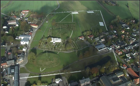 Luftfoto af monumentområdet i Jelling set fra syd