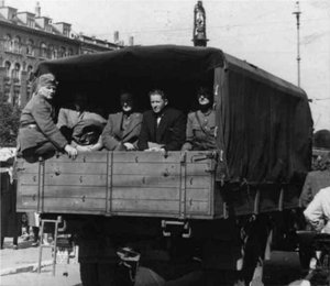 Tilbageholdte danske officerer i lastbil