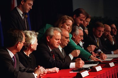 Den endelige underskrivelse af Dayton-aftalen i Paris i december 1995. I midten ses fra venstre til højre Slobodan Milosevic, Alija Izetbegovic og Franjo Tudman