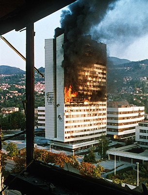 Regeringsbygningen i Sarajevo brænder efter at være ramt af en tankgranat under Sarajevos belejring i 1992