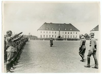 Soldater fra Frikorps Danmark, på vej til østfronten, aflægger ed på Langhorn Kasserne ved Hamborg