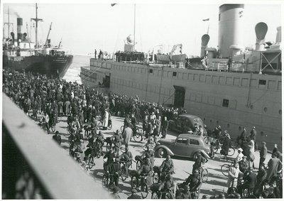 Tyske soldater går i land ved Langelinie, mens københavnere ser på 9. april 1940