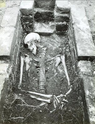 Peder Elavsens grav i Øm