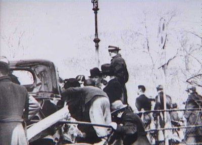 På billedet kan man ane general Priors bil, der blev udsat for tysk beskydning om morgenen 9. april 1940. Prior var dog ikke i bilen under beskydningen