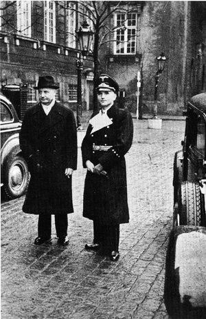 Erik Scavenius og Werner Best ved Christiansborg Slot i februar 1943