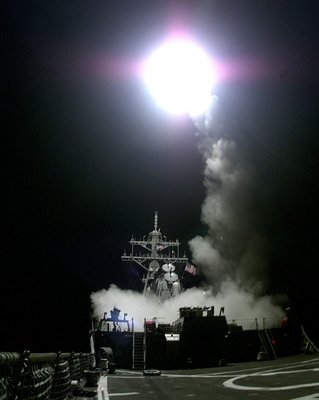 En amerikansk destroyer affyrer et Tomahawk-missil som led i NATO’s militære indgriben i Kosovo-krigen i 1999