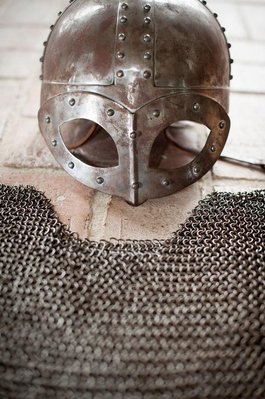 Arkæologisk er der kun fundet ganske få spor af hjelme fra vikingetidens Skandinavien. Her ses en rekonstruktion af en hjelm, der stammer fra en krigergrav ved Gjermundbu nord for Oslo, hvor den blev fundet sammen med bl.a. en ringbrynje. Foto: Nationalmuseet