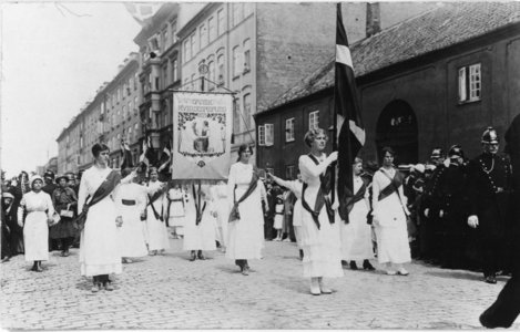Kvinder i hvide kjoler marcherede den 5. juni 1915 for at markere deres nyerhvervede stemmeret
