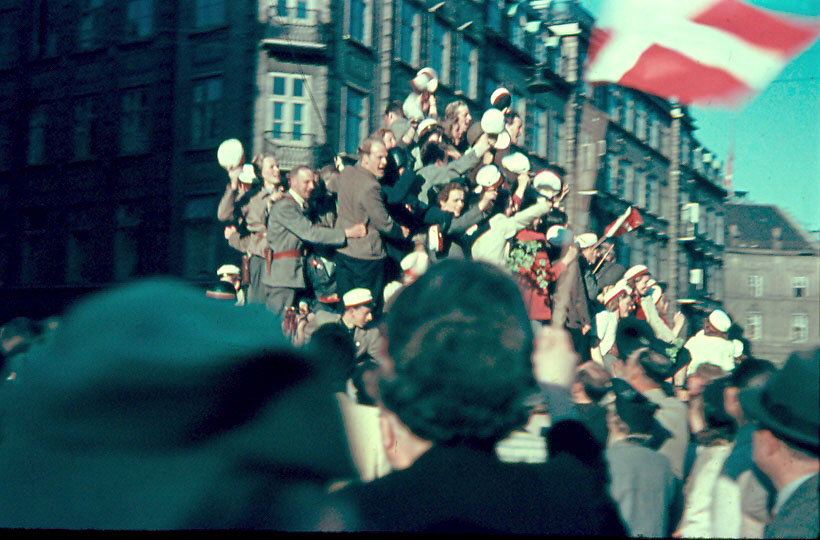 Glade folkemængder på Rådhuspladsen i Århus maj 1945