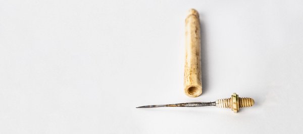 Vaccinationslancet fra 1800-tallet med skaft og skruehylster af elfenben