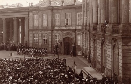 Christian 10. udråbes til konge fra Amalienborgs balkon i 1912