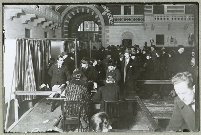 Hallen i Københavns Rådhus indrettet som valgsted ved rigsdagsvalget i 1926. 