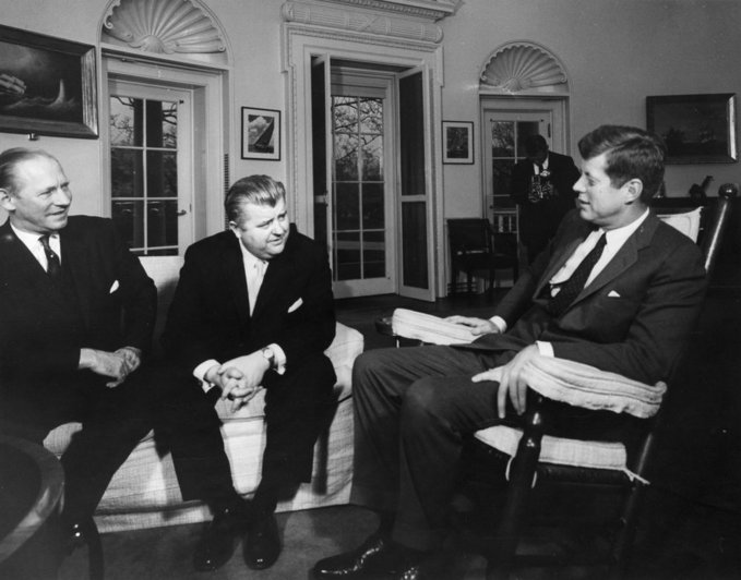 The Danish Foreign Minister Per Hækkerup (middle) meeting the US President John F. Kennedy (right)