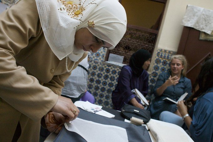 Marokkansk kvindelig kunsthåndværker broderer