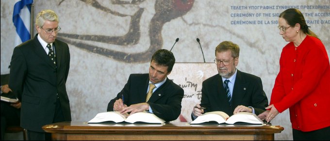 Anders Fogh Rasmussen og Per Stig Møller underskriver EU's østudvidelsesaftale