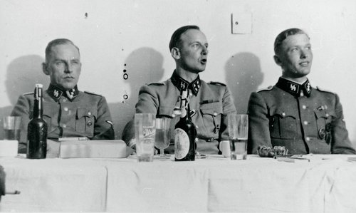 Christian Frederik von Schalburg (midt for) mellem sine kompagnichefer