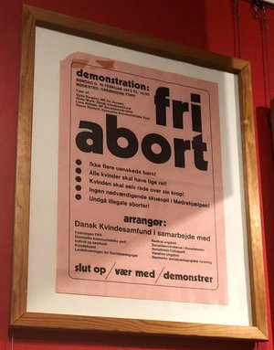 Plakat hvorpå Dansk Kvindesamfund indkaldte til en demonstration i København i februar 1973