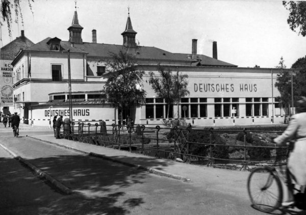 Rosenhaven blev beslaglagt af den tyske besættelsesmagt den 1. maj 1944. Bygningen blev anvendt til at huse tyske tropper og blev i den forbindelse omdøbt til Deutsches Haus