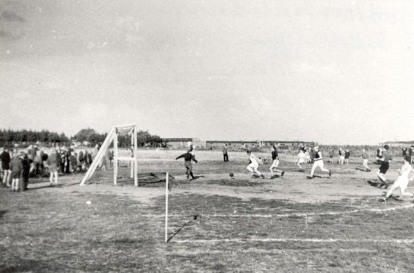 Her ses et amatørfoto af en fodboldkamp i 1945