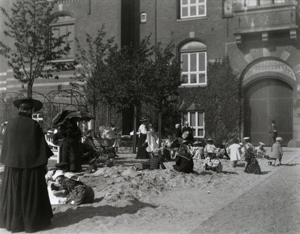 Børn leger i sandet foran Københavns Rådhus, ca. 1905