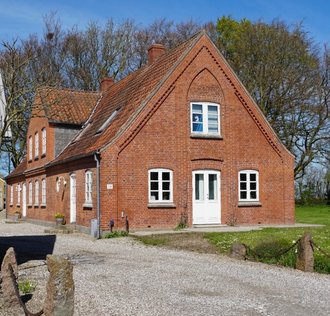 Da de flere hundredetusinde flygtninge ankom til Danmark i vinteren og foråret 1945, blev byen anvendt som flygtningelejr, og de tyske flygtninge blev indkvarteret i de forskellige huse, bl.a. huset på billedet