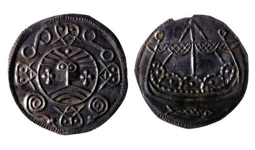 To mønter fra en skat med 258 mønter fundet ved Damhus uden for Ribe