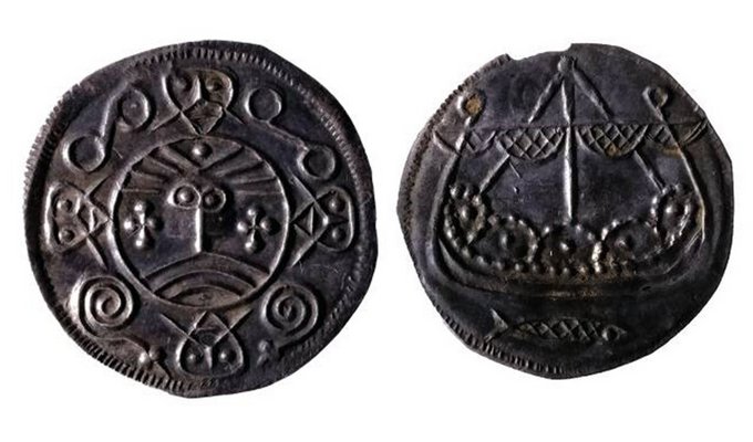 To mønter fra en skat med 258 mønter fundet ved Damhus lige uden for Ribe