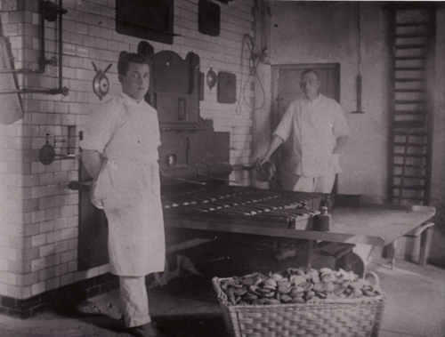 Bager Martin Juhler og bagersvend ved den store bageovn i 1940. 