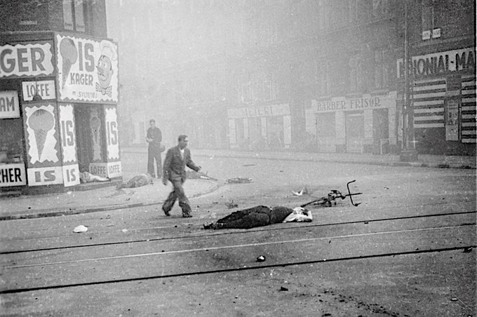 En kvinde og to mænd ligger her dræbt på hjørnet af Solitudevej og Nørrebrogade i København efter tysk beskydning