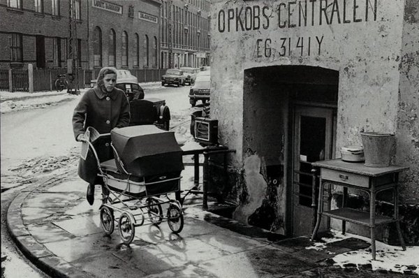 Kvinde går tur med barnevogn i 1965