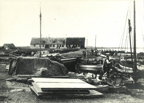 Købmandsgården i Ballen med den lille skudehavn, 1890