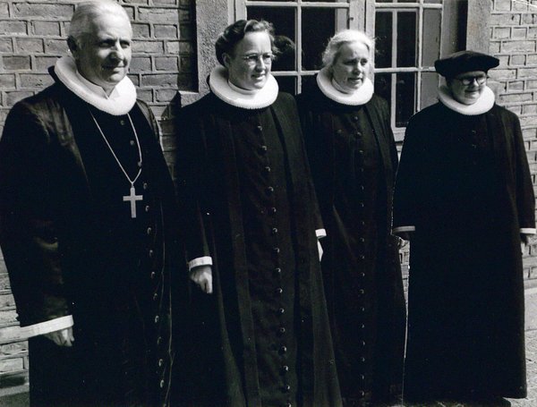 De første tre kvindelige præster, der blev ordineret til embeder i folkekirken den 28. april 1948 i Skt. Knuds Kirke i Odense