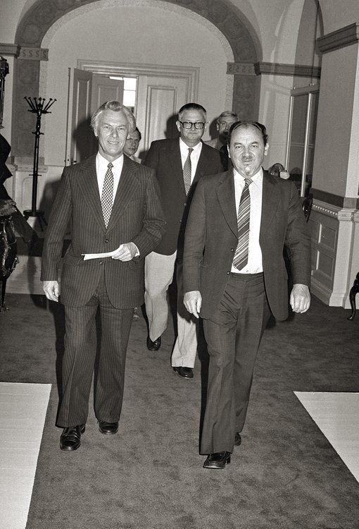 Den nye statsminister Poul Schlüter (t.v.) og den afgående statsminister Anker Jørgensen ved regeringsoverdragelsen af Statsministeriet den 10. september 1982.