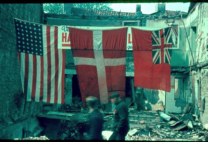 Dannebrog og de allieredes flag ophængt i Aarhus