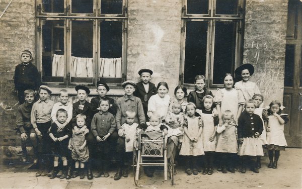 Børn i en baggård på Frederiksberg, ca. 1910