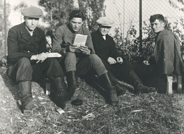 Sovjetiske flygtninge eller krigsfanger fra K.B. Hallen på et foto fra maj 1945