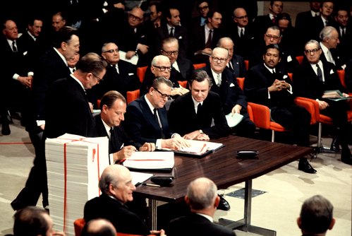 Jens Otto Krag underskriver traktat den 22. januar 1972 forud for folkeafstemning om dansk EF-medlemskab.