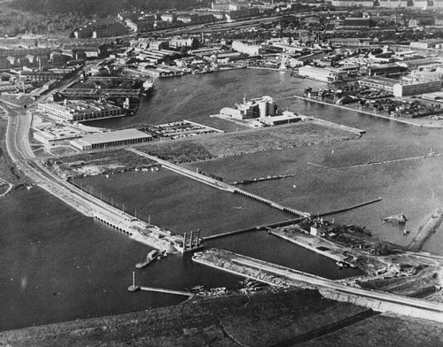 Luftfoto af den nye bro til Amager med Ford fabrikken i baggrunden